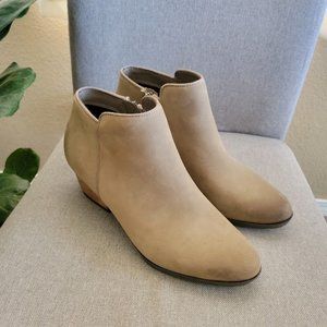 BLONDO Villa Booties- Sand Suede
